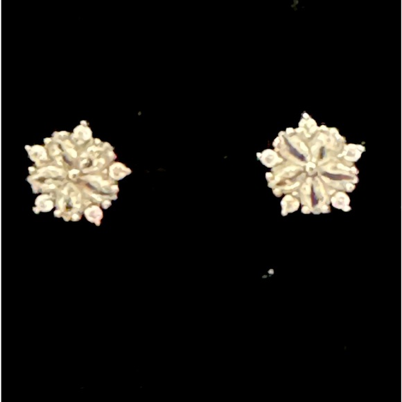 snowflake stud earrings with crystals - Picture 1 of 4